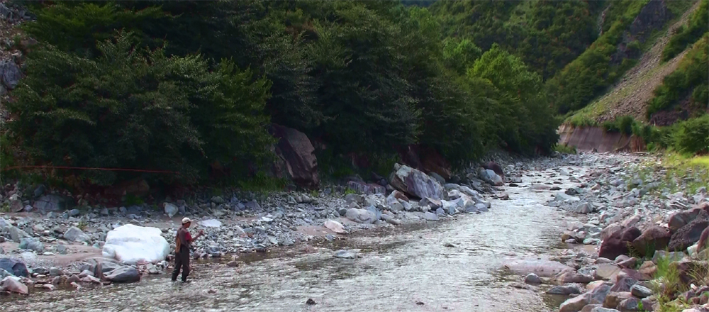 松木川の美しい流れ